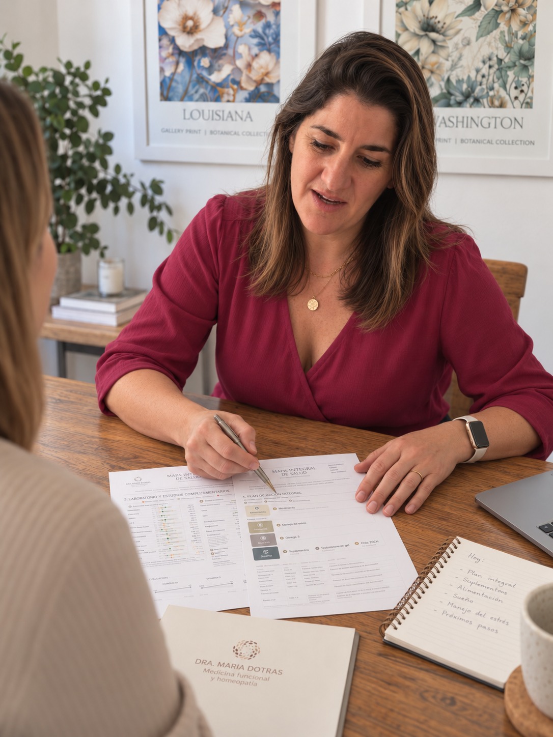 La Dra. María Dotras en consulta, revisando el Mapa Integral de Salud